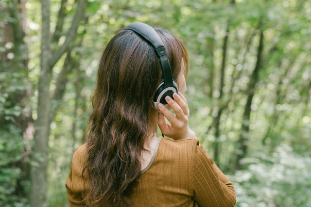 森の中で音楽を聴く女性【新美の巨人たち】